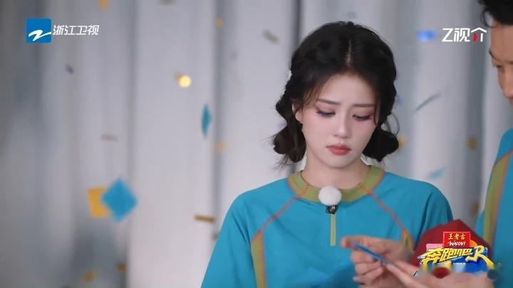 好奇那文稿写了啥，能让白鹿这么破防。但更戳我的是刘些宁的反应——没愣着，立刻从后
