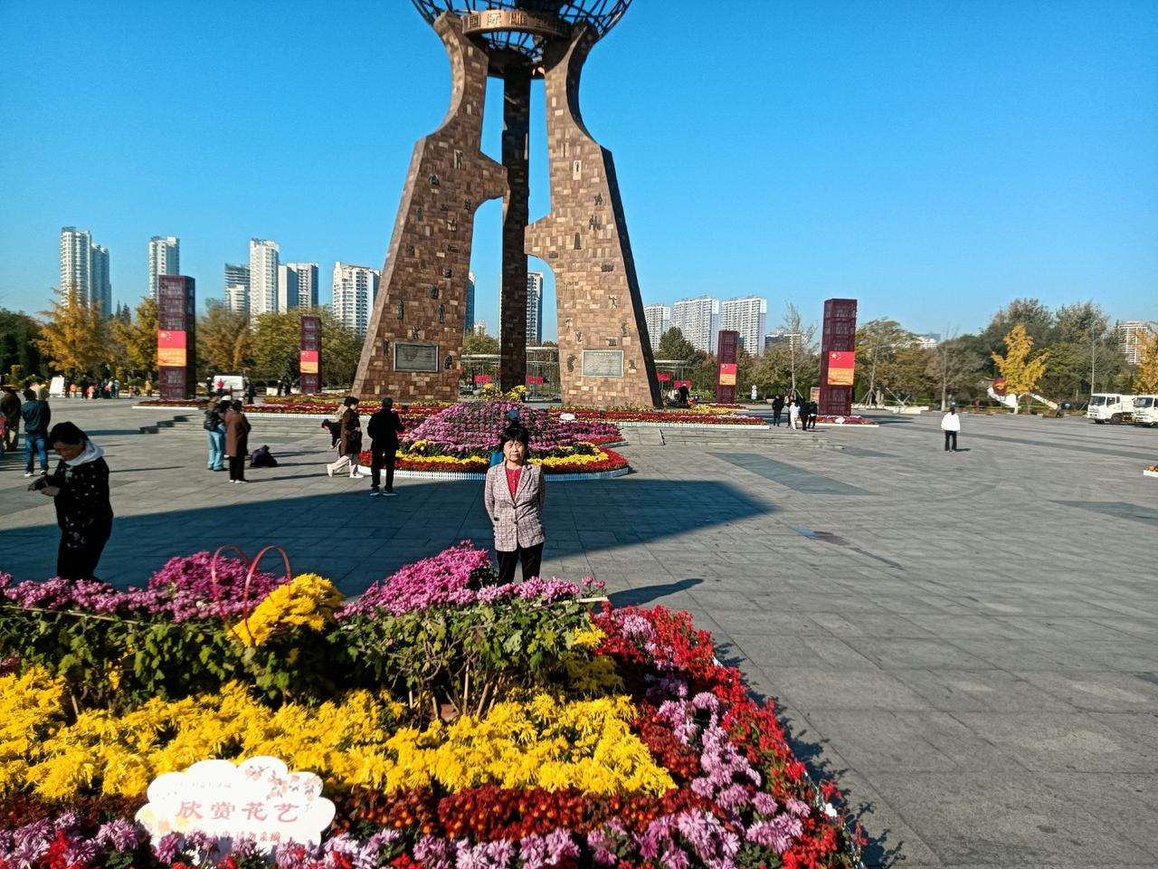 为國争荣1
藏头诗
文/李兴伟
为邦行事顾大体，
国家利益勿忘记。
争光既为己与