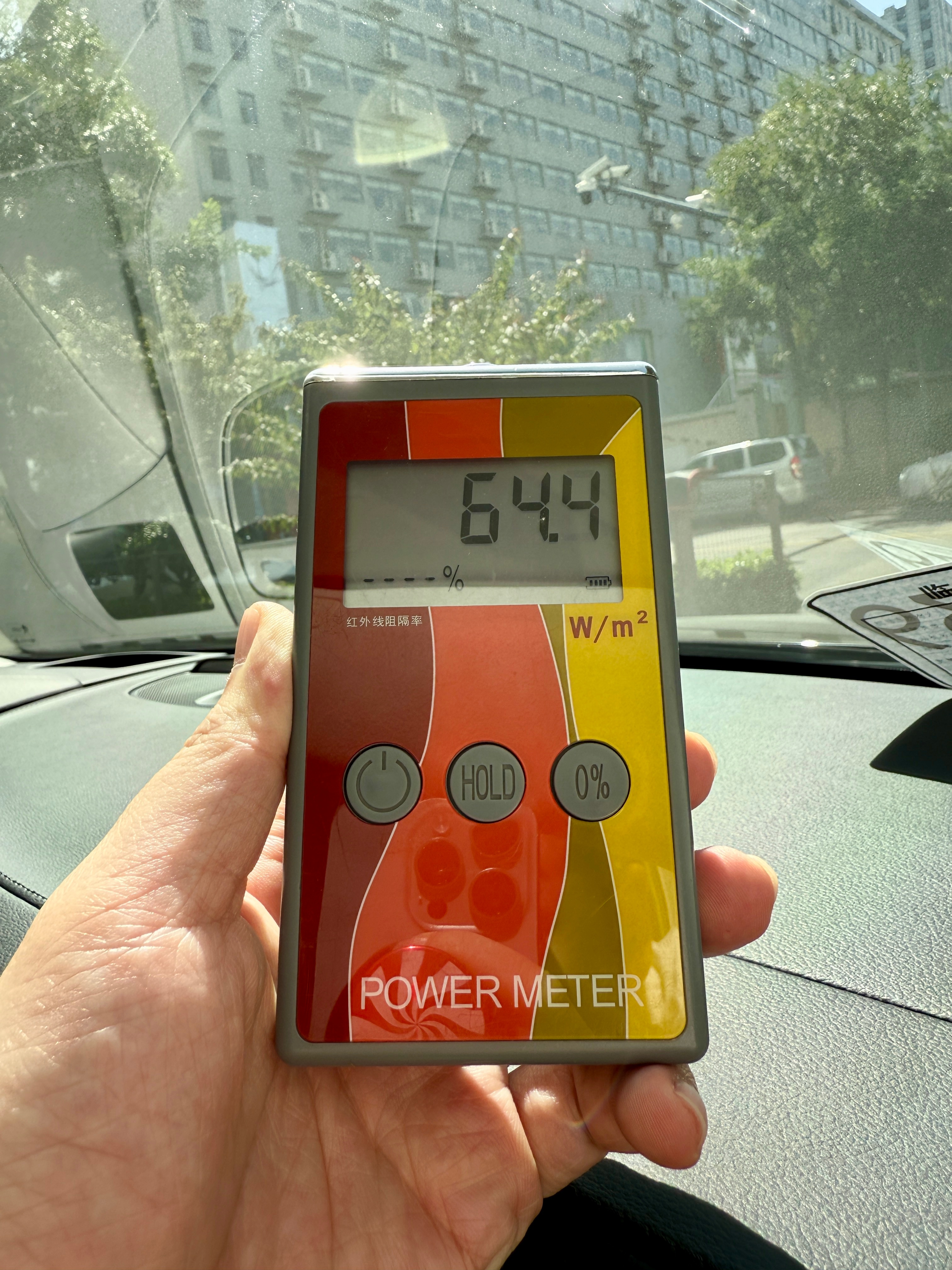 测试一下，这个红外线数值的窗膜，在“4s赠送”中算表现上乘水平！但车主依旧选择撕