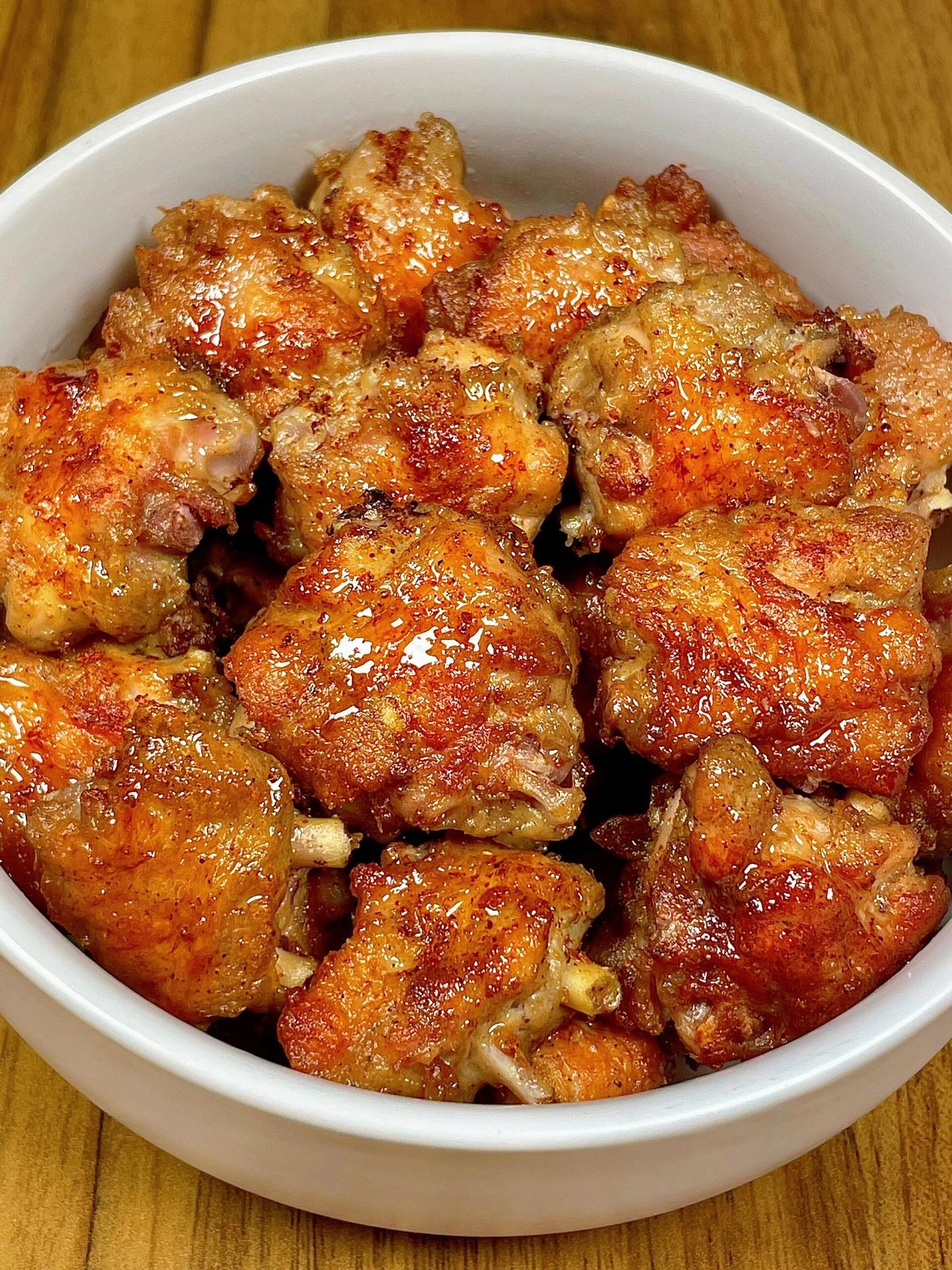 赶快去做这个椒盐鸡翅。焦香酥脆，鲜嫩多汁，好吃到停不下来！ 一出锅就香...
