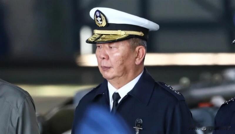 果真，黄珊珊的哥哥黄曙光，获得赖清德的留任。
之前，黄曙光曾因为个人因素辞去潜艇