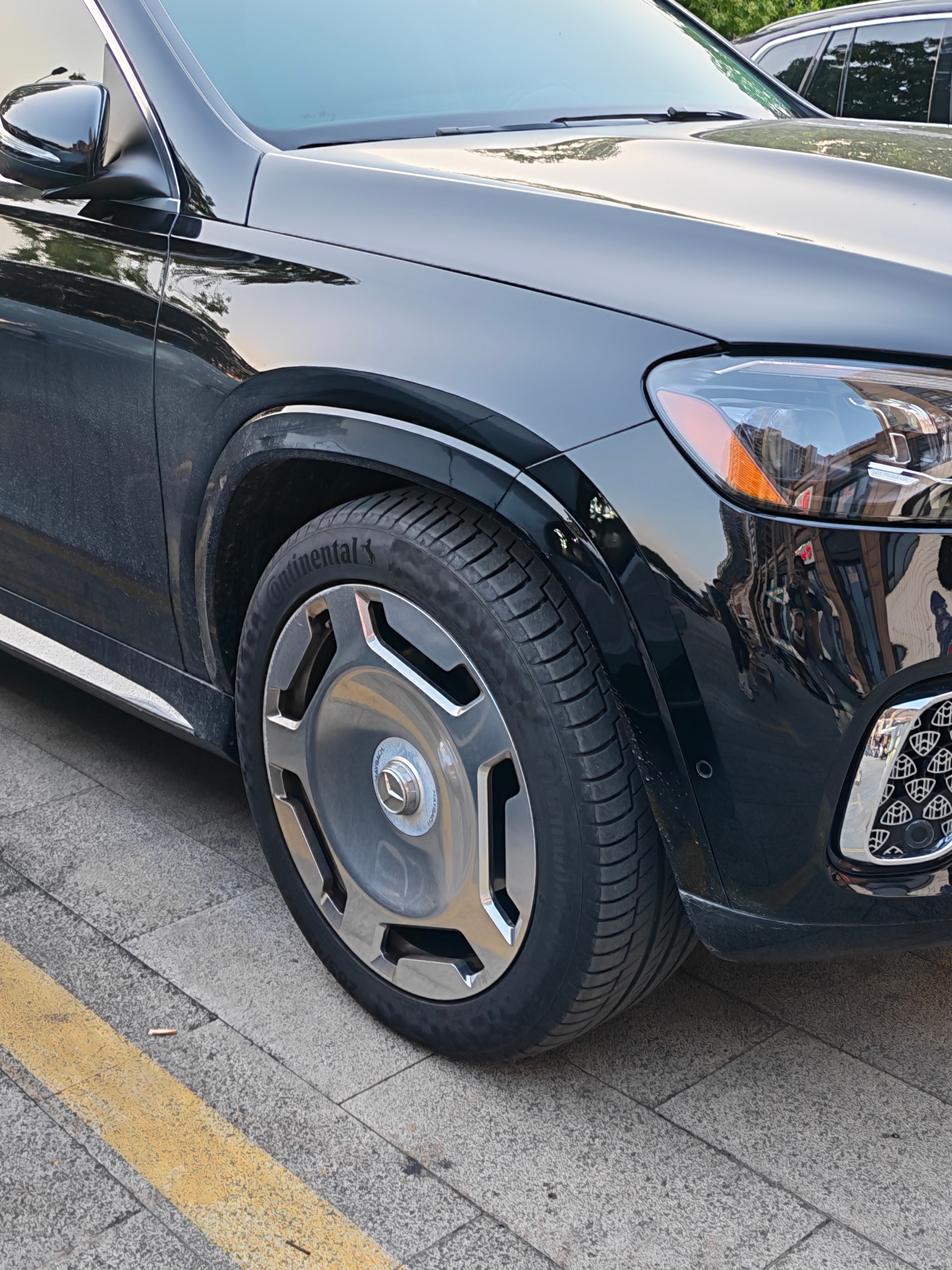 哇哦  现在流行logo平铺吗还搞了个大饼轮毂拍完他慢慢的开出来了…………智驾数