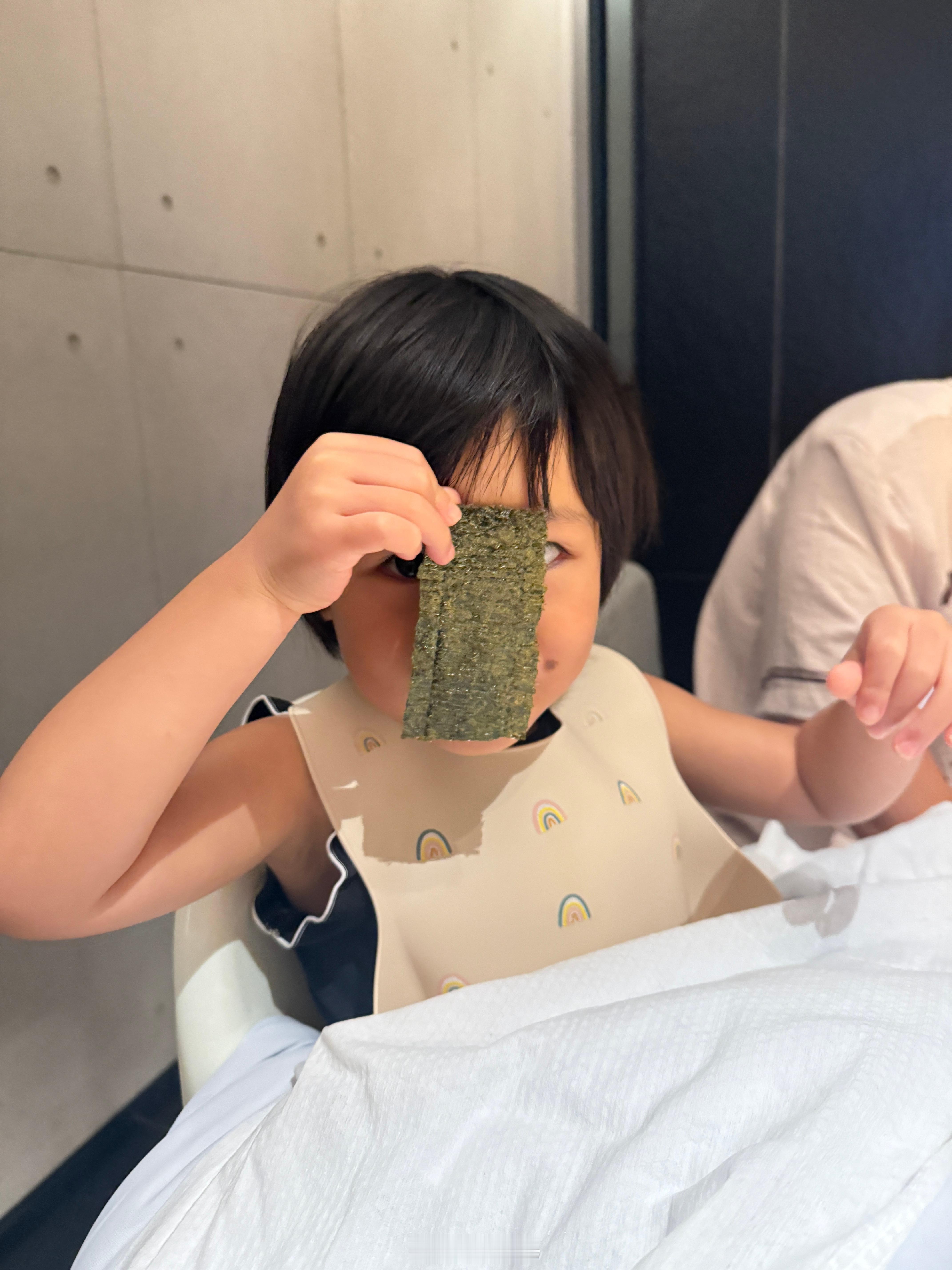 球命令我拍的海苔合影照片过目，她说满意满意很满意 