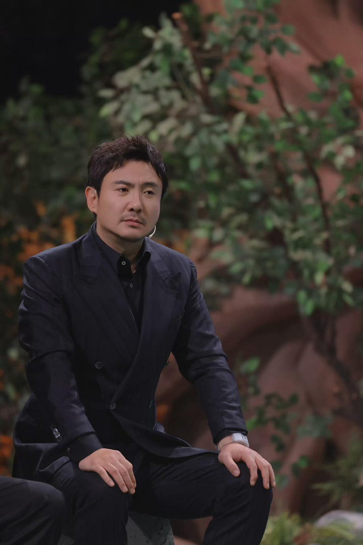 沈腾在杨幂的一声声好帅中缺氧沈腾被杨幂夸的缺氧了 空气投篮已经满足不了他了，后面