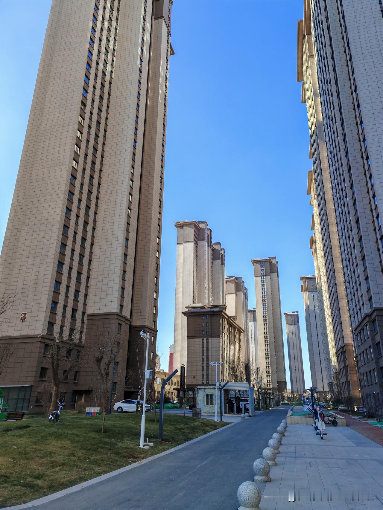 晒图笔记大赛随手这么一拍，感觉有出大片的感觉，高楼林立蓝天白云真的是一副画面的景