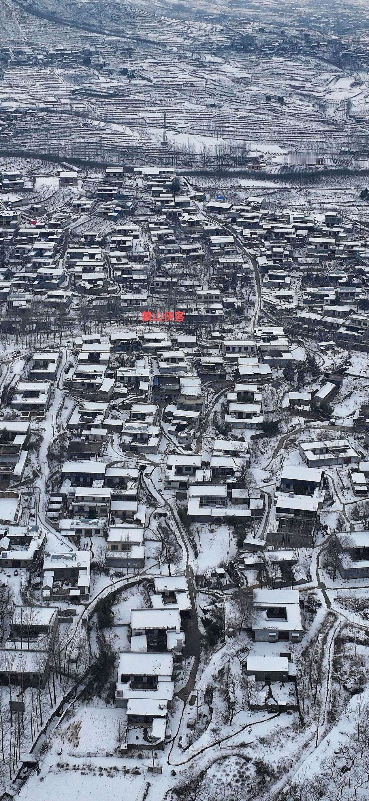 大雪过后的费县梁邱镇马家沟村，银装素裹，梯田静谧，宛如一幅水墨画卷！#文旅临沂 