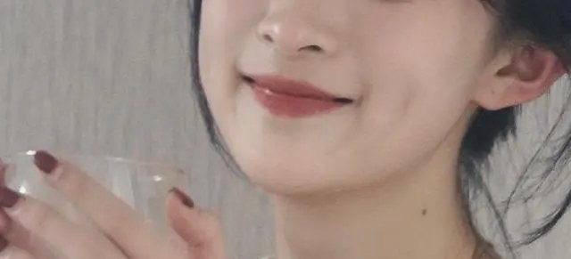 原来有酒窝的人脸部肌肉天生独特有酒窝的人脸部肌肉确实天生独特，核心原因是颧大肌或