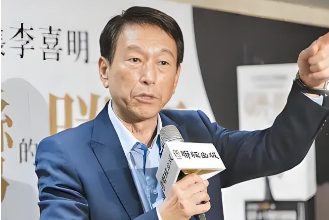 台湾前参谋总长李喜明一席话，让岛内炸锅！他直言解放军不是不敢打，而是时机未到。李