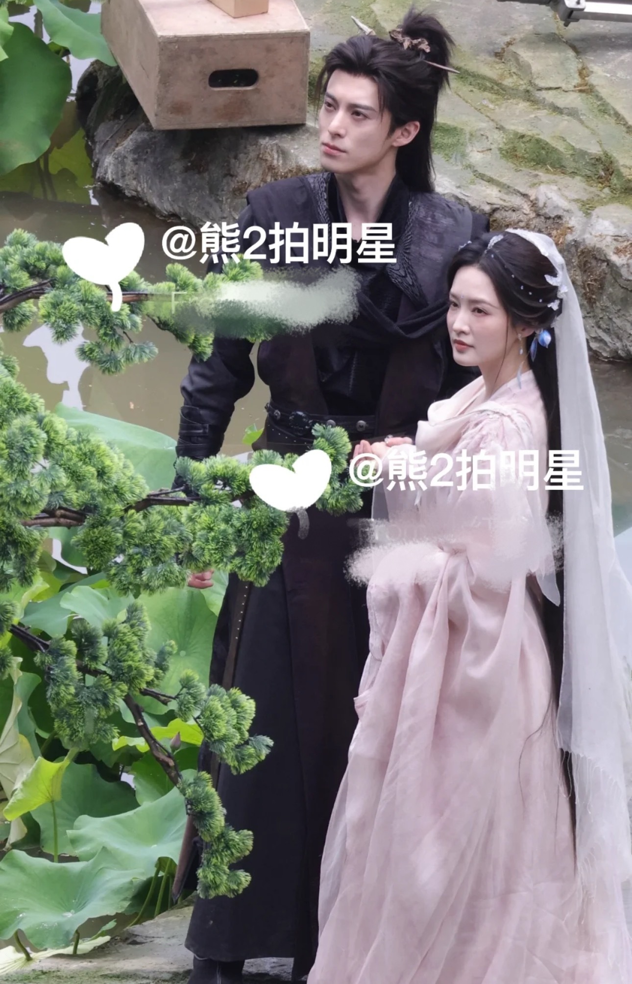 王鹤棣李沁《咸鱼飞升》牵手路透 🈶，两人同框好养眼，这个《咸鱼飞升》看起来大事