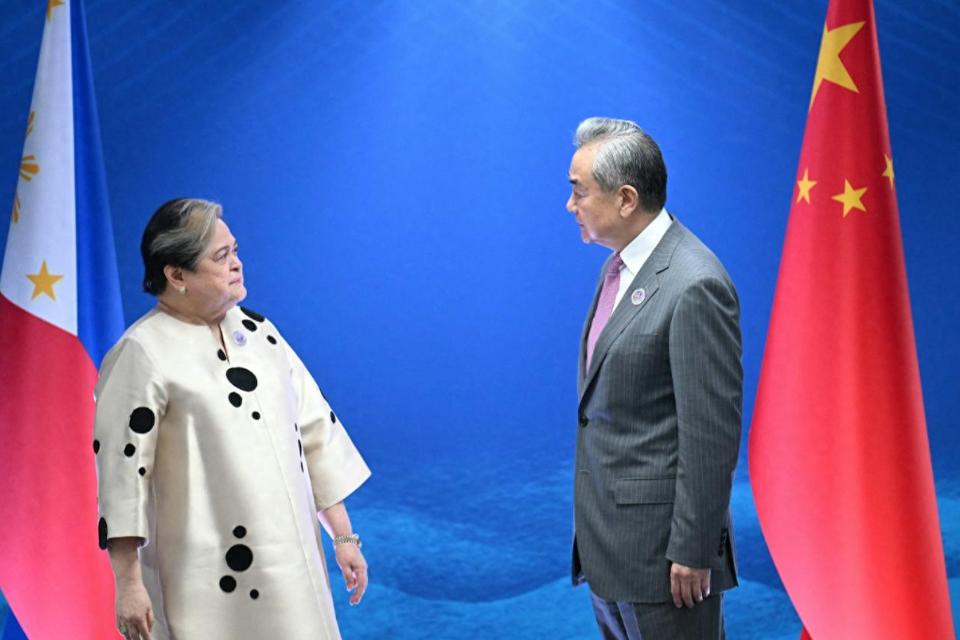 离谱到家！菲外长当众开出三大无理条件，颠倒黑白强行碰瓷中方！

7 月 22 日