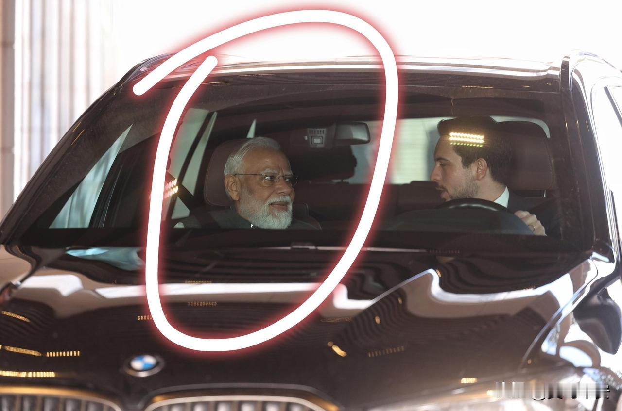 莫迪罕见坐副驾
今天晚上，正在约旦访问的莫迪没有顾及外交礼仪，他放弃了总统车队，