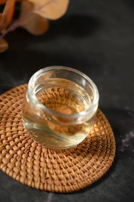 除了水，有不少饮品也很解渴。淡盐水是出汗暴渴时的首选，能极速补充流失盐分，早上空