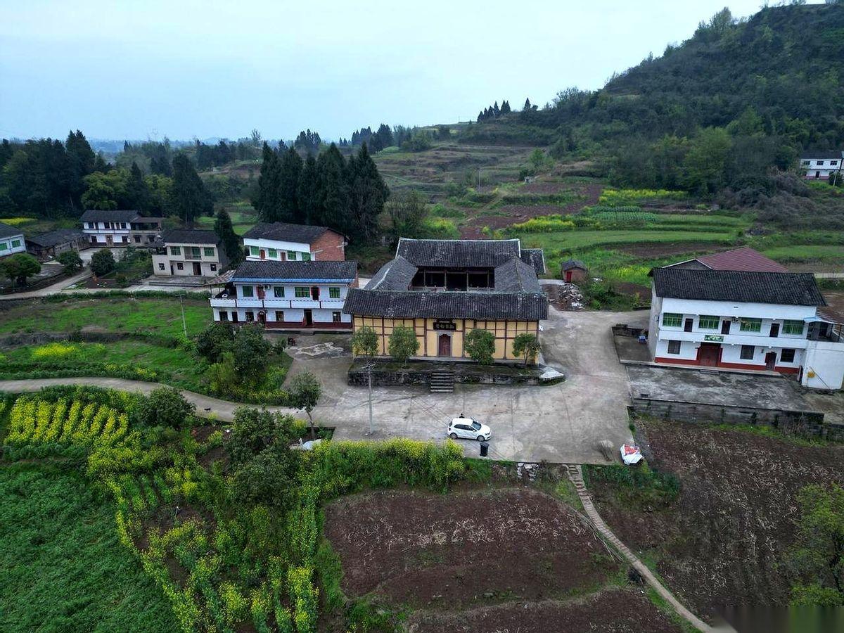 有些东西，就算是碎了，就算不属于你了，也得亲手给买回来。
拿自己家的钱。
在重庆