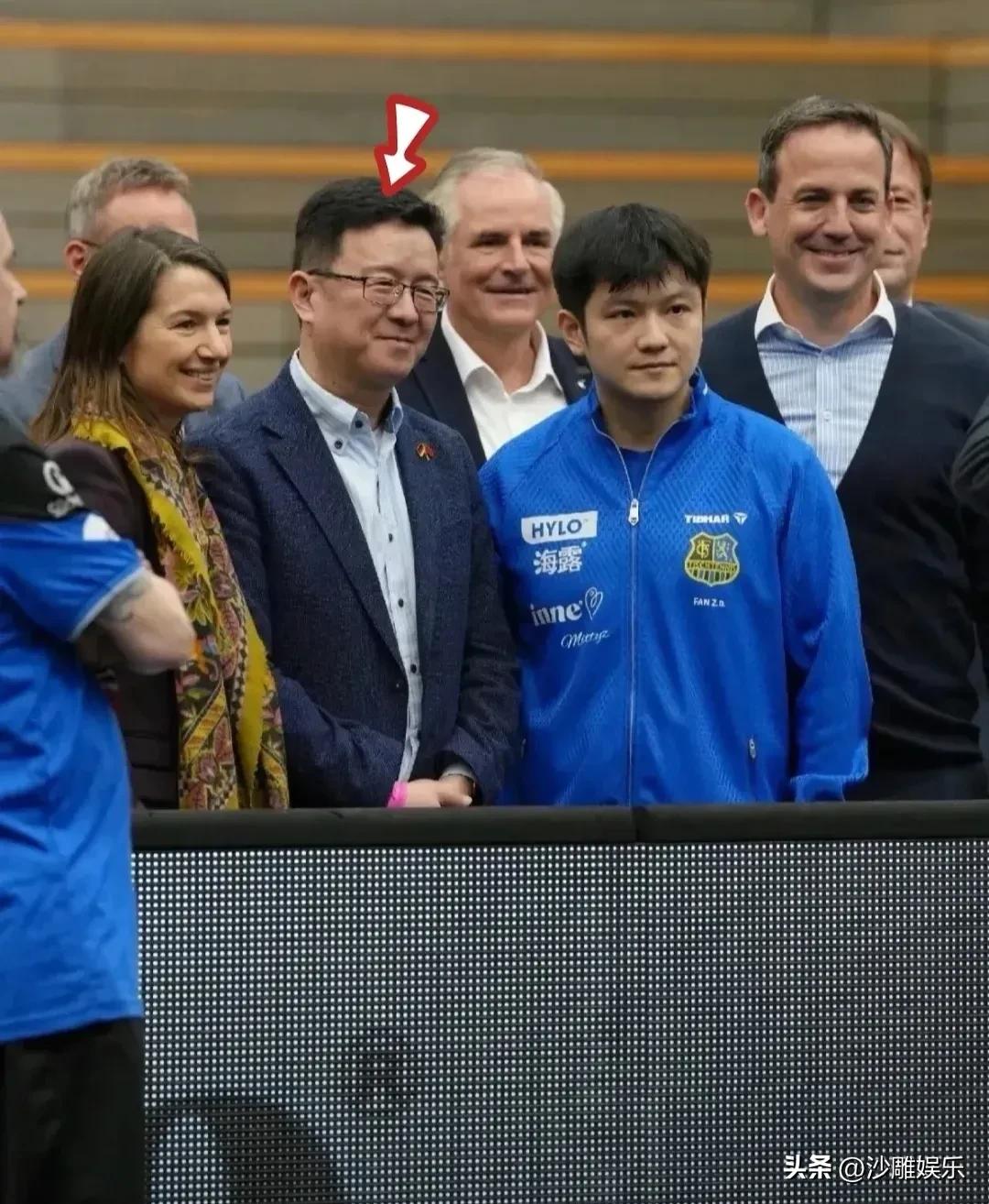 樊振东，被认可了！

3月15日的德甲联赛第18轮，咱们的“小胖”穿着那一抹标志