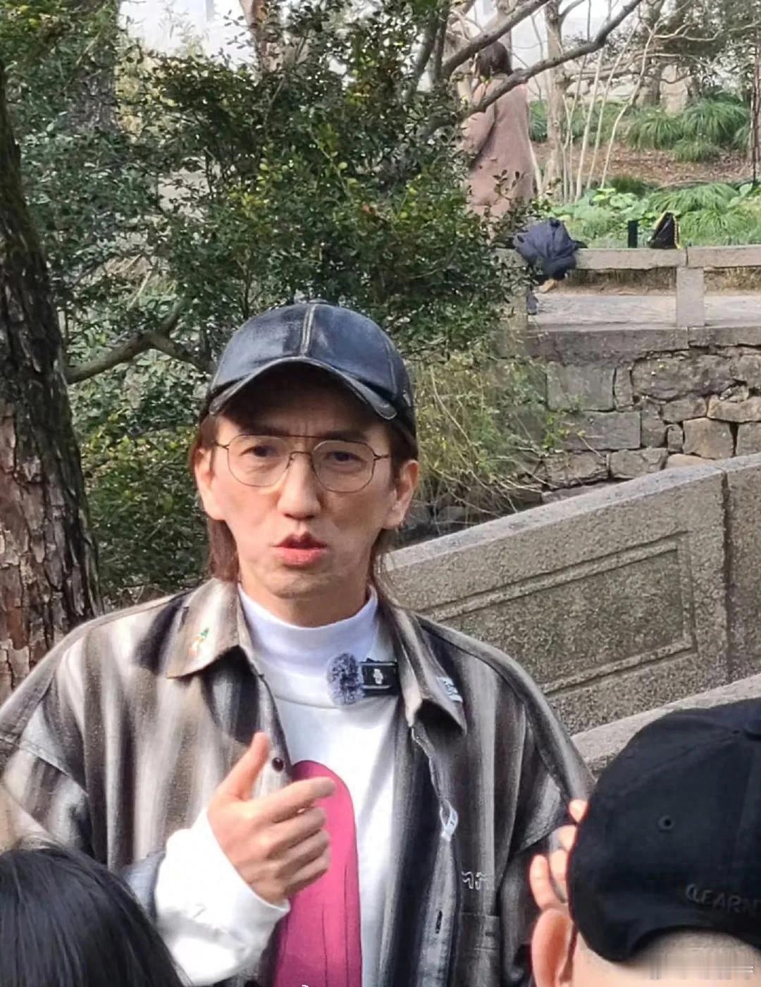 58岁林志炫现身苏州拙政园，浓妆出镜瘦到脱相，苍老模样令人唏嘘 ​​​