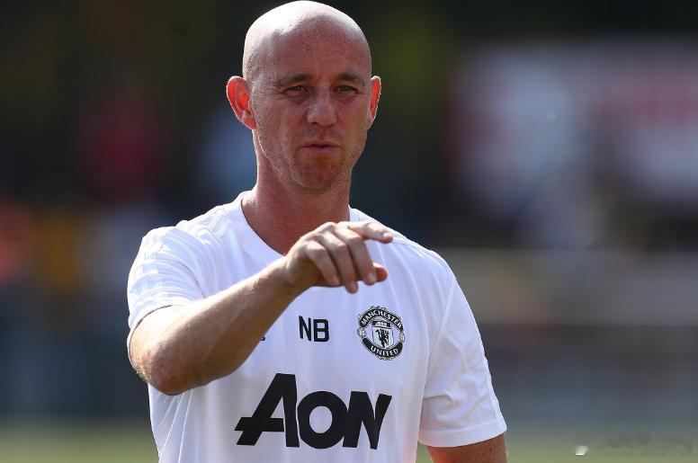 据《每日邮报》报道，在利桑德罗・马丁内斯回击巴特和斯科尔斯质疑自己的言论后，两位