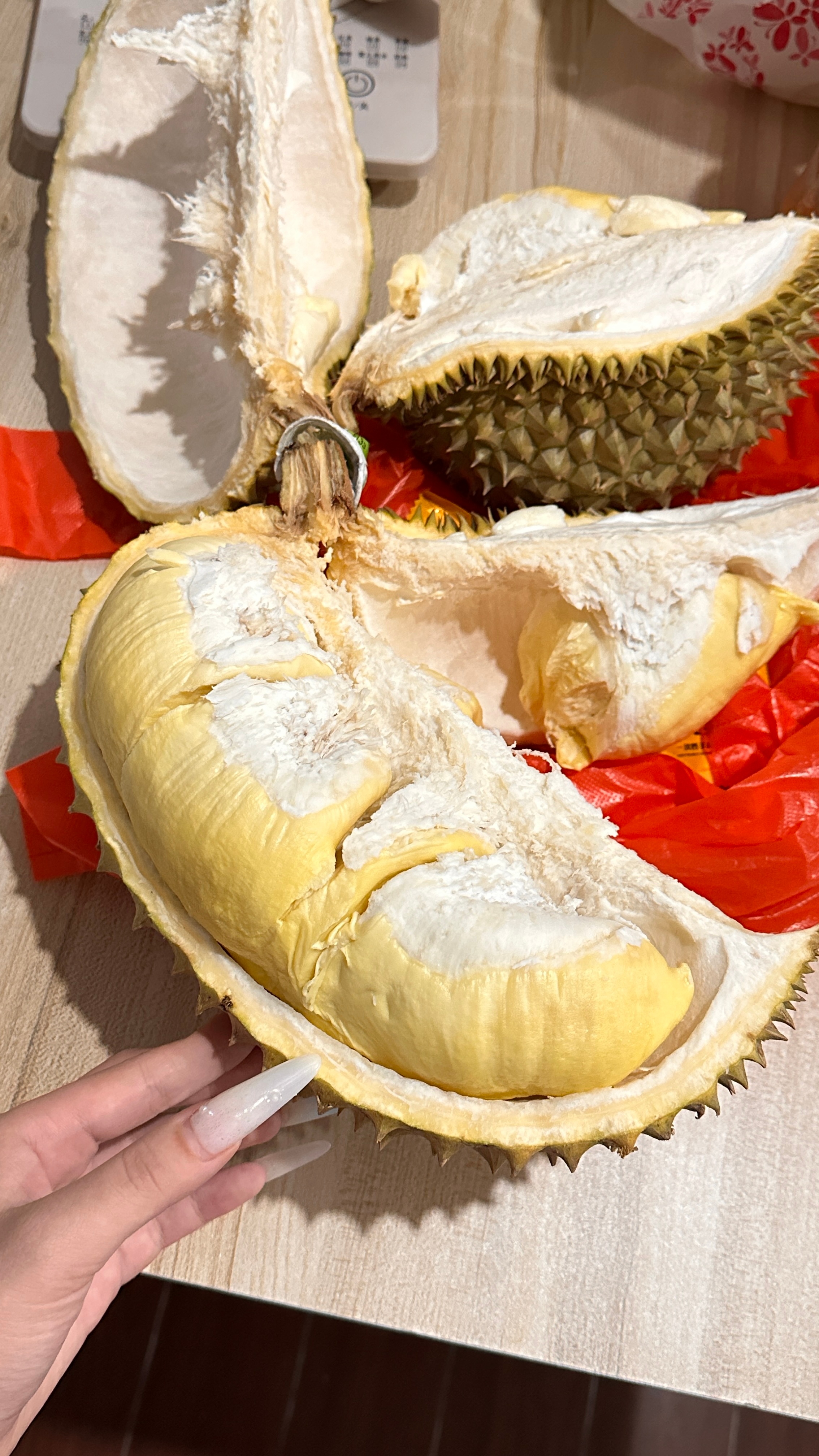 趁王俊凯不在吃个榴莲 