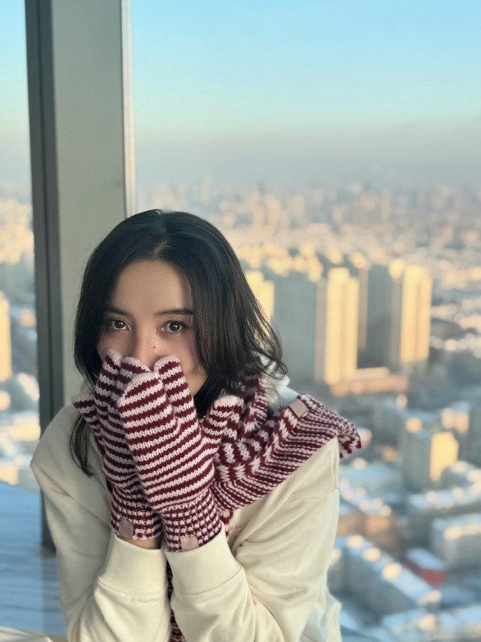 宋佳睡衣与皮衣无缝衔接 宋佳近日发博晒出两套画风截然不同的日常照。上一张还穿着睡