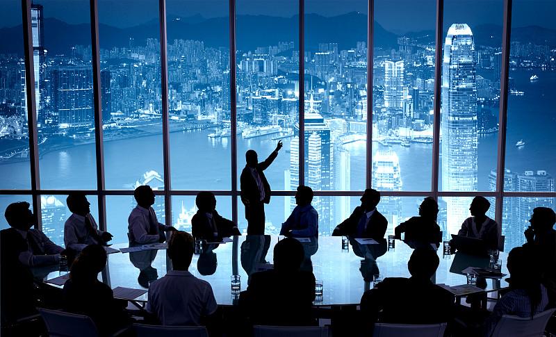 AI技术对人类未来社会的潜在挑战
 
一、就业与收入结构冲击
 
1. 大量重复