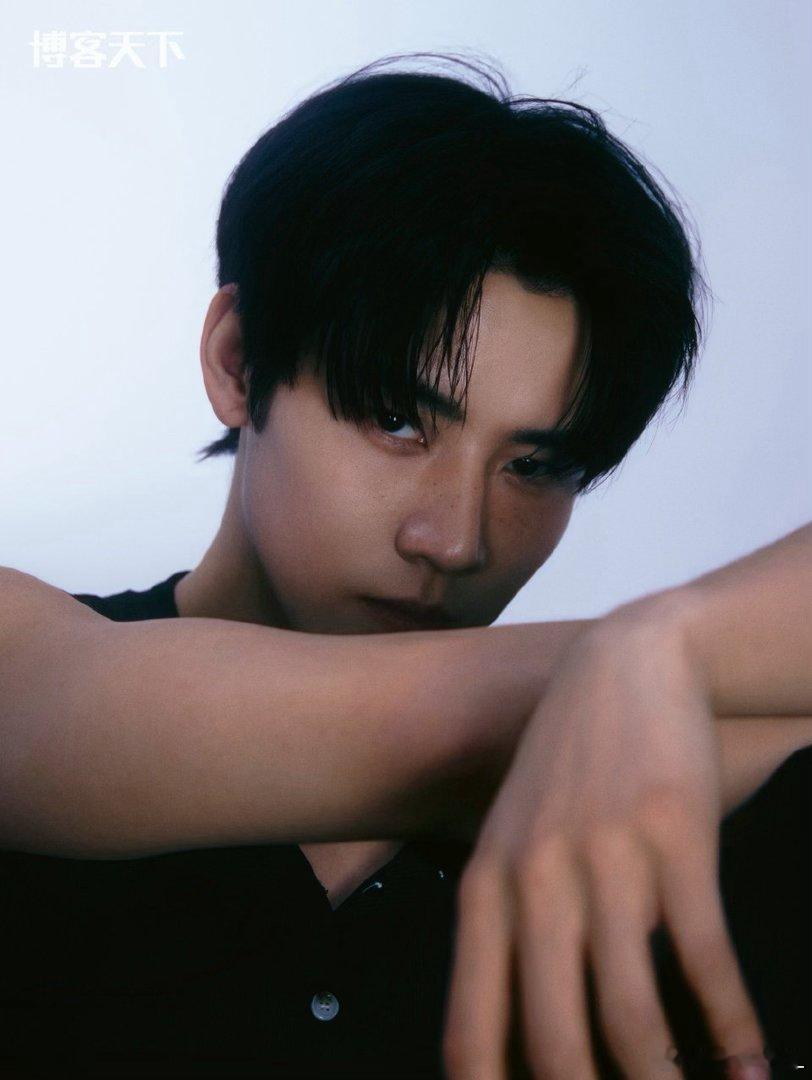 任豪去逐玉庆功宴《逐玉》完美收官，任豪出席庆功宴，身姿挺拔气质出众，和主创同框，