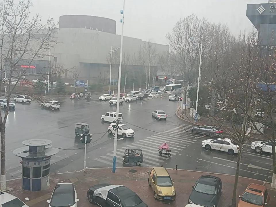 站在三楼，看银雀山路上车水马龙，天气阴沉，下着小雪，一大早就约了很多家长，聊升学