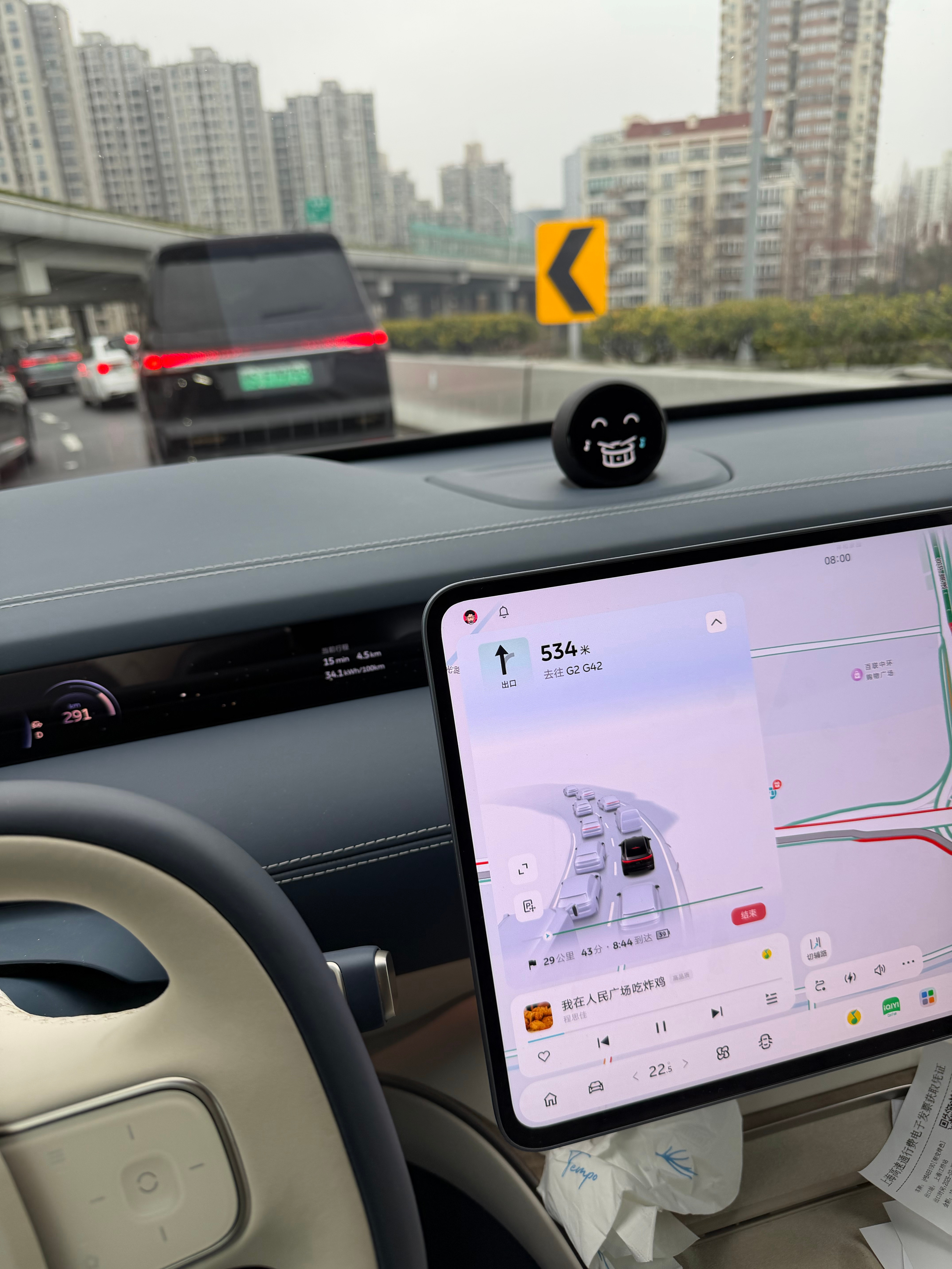 6点多起床弄儿子吃喝，送上学，上班，845到公司，太健康了 