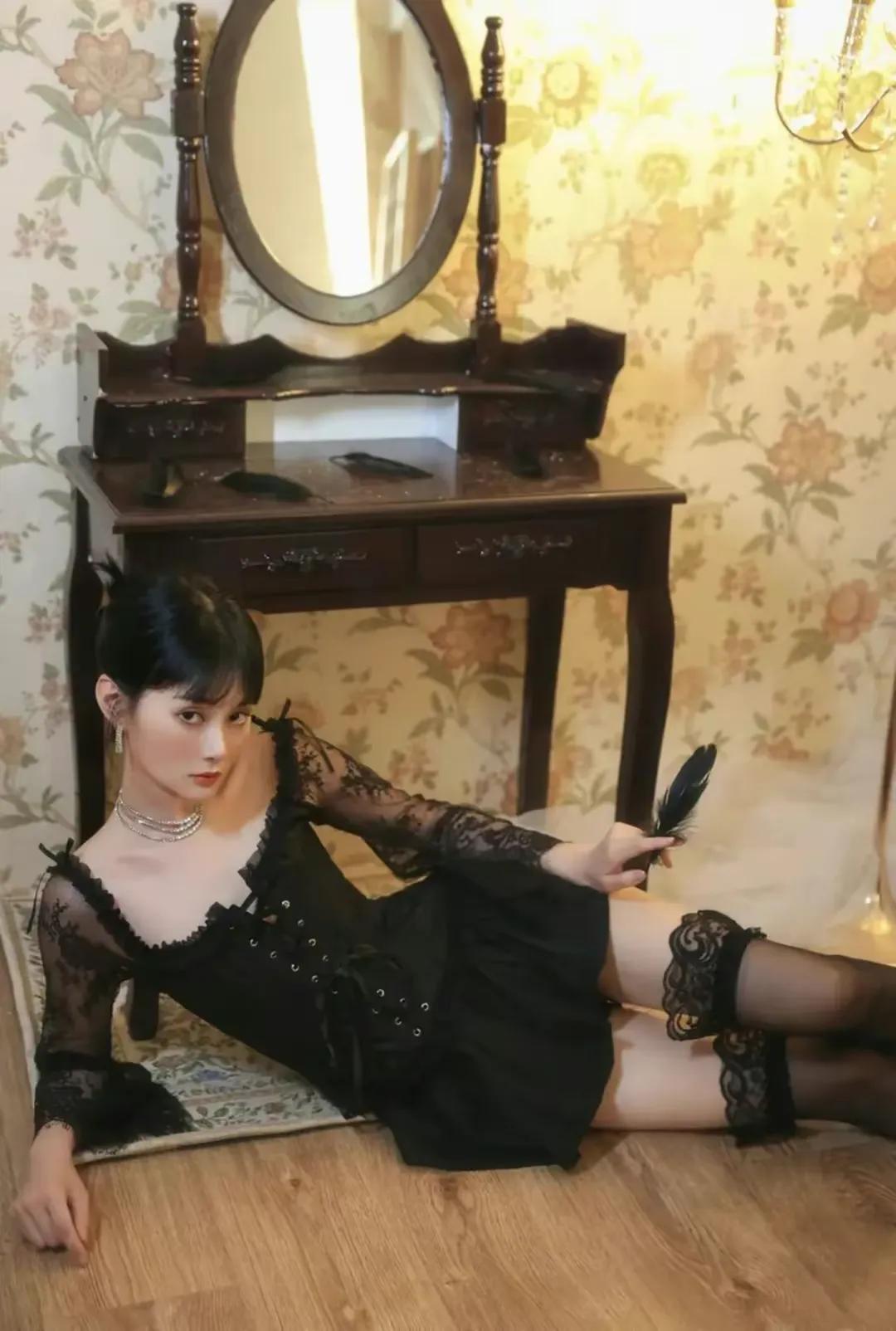 瘦脸大眼美女，冷艳无比，男人的山峰，一身黑衣，黑丝袜