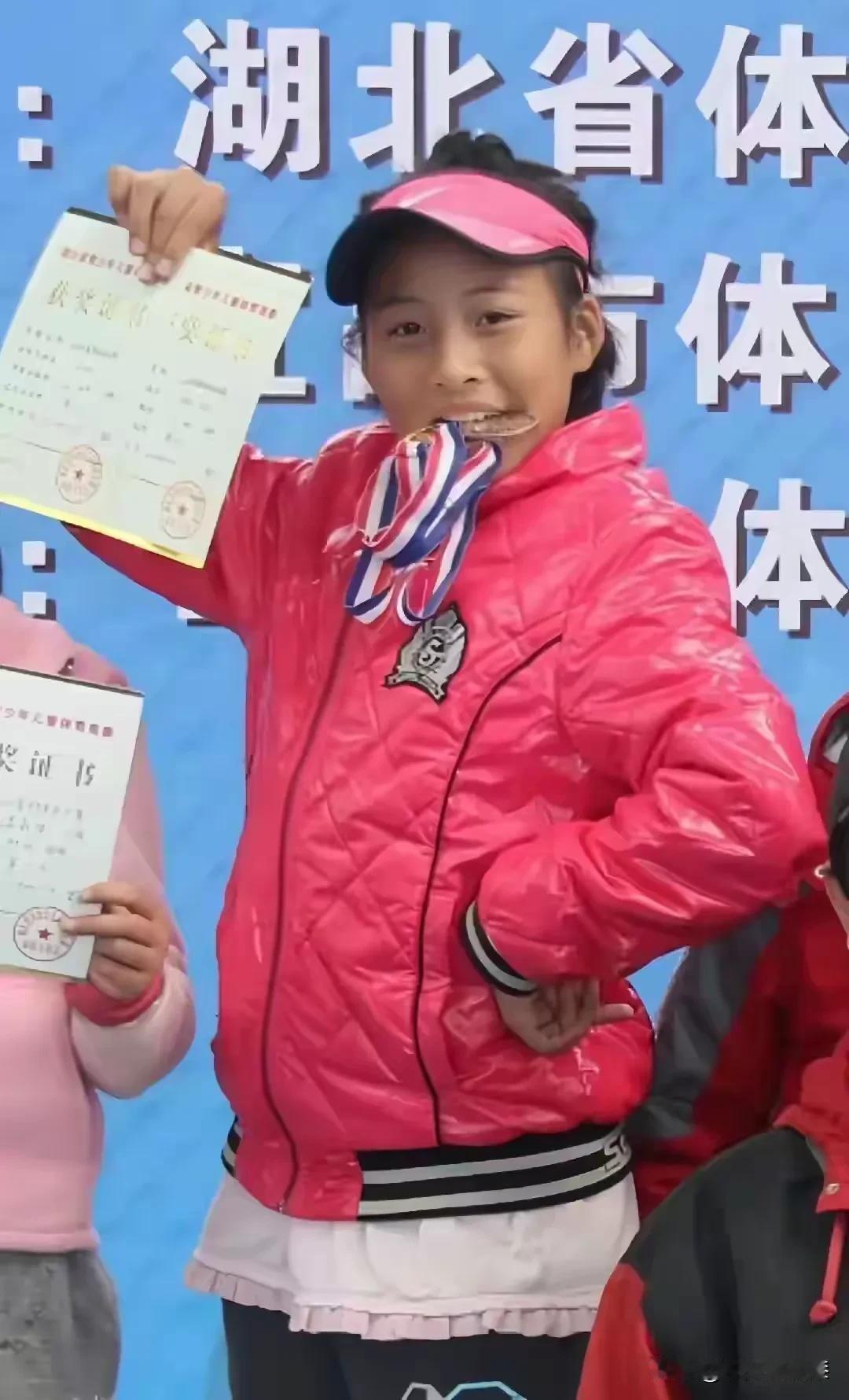 现在可以说：一看这个小女孩就骨骼惊奇，是练网球的好苗子！
其实很多孩子从小就能看