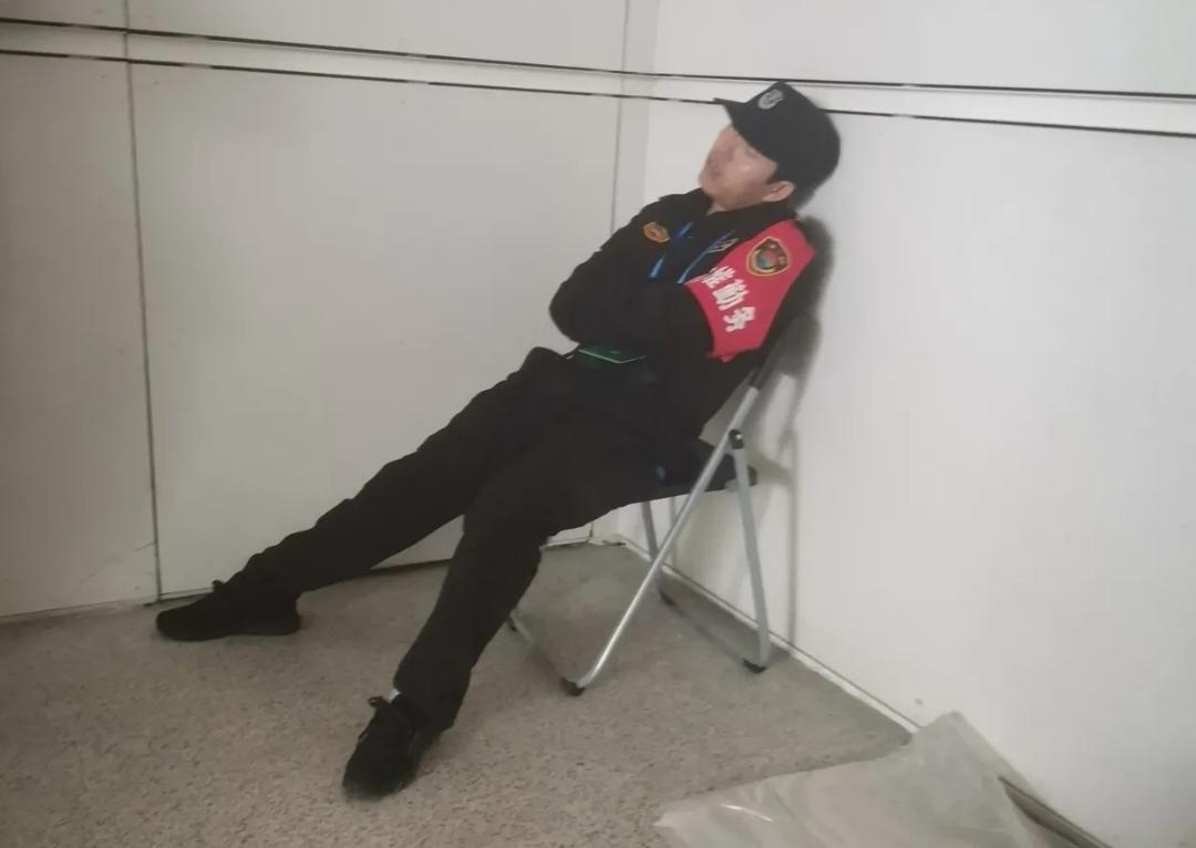 干保安时间长了，感觉自己精神已经麻木了，生活变得越来越枯燥。每天12小时两班倒雷