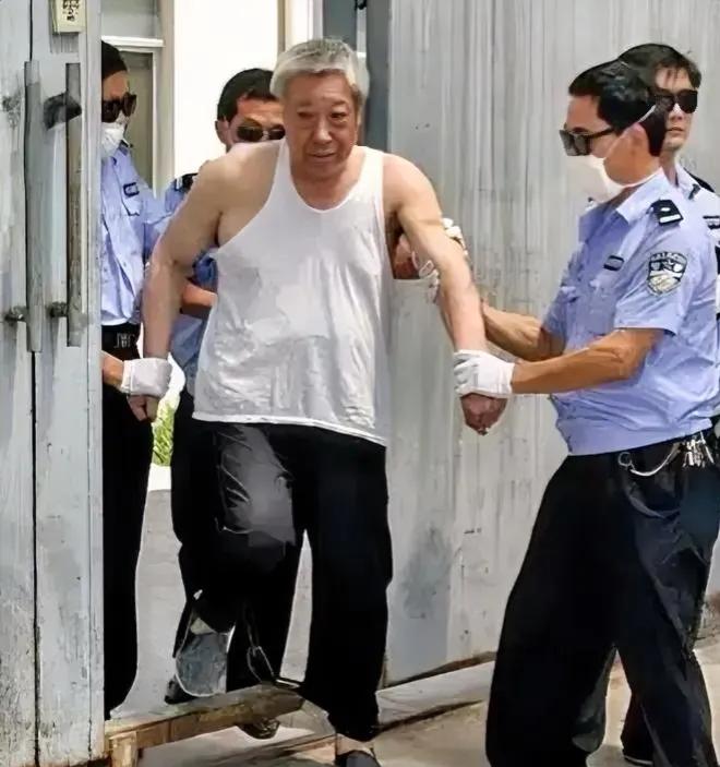 2009年，吴天喜被验明正身，即将执行“注射死刑”前，留下的一张老照片，镜头中的