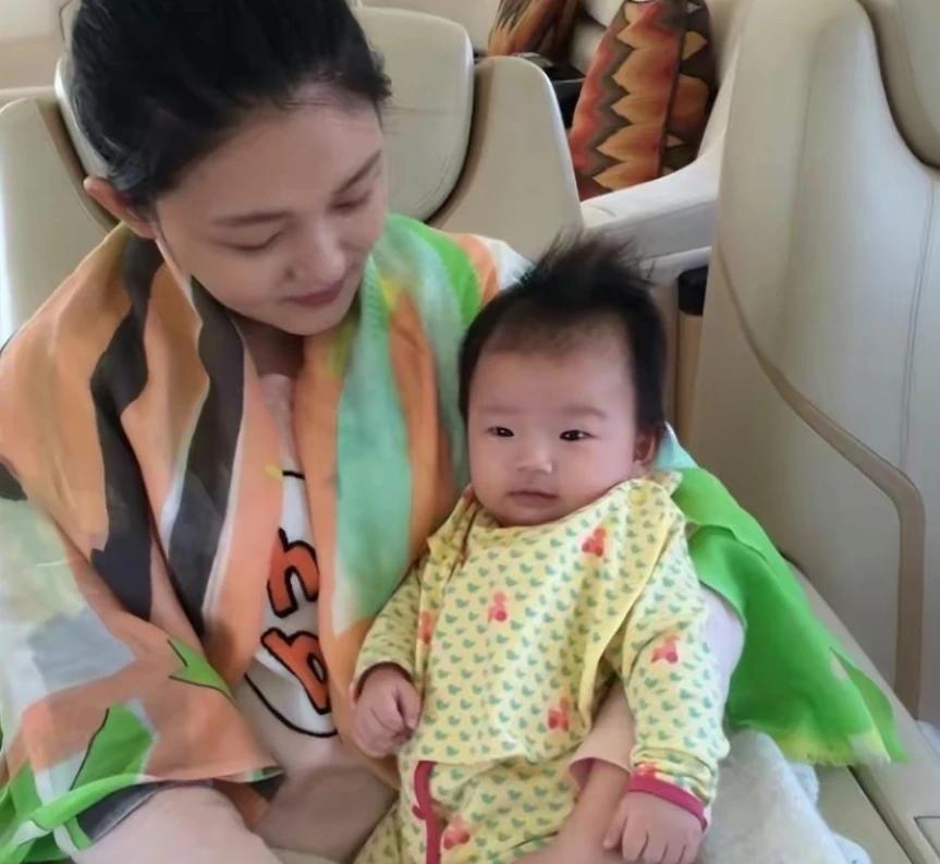 大S还是很爱孩子的
从这张图片中就能看出来
你瞧，大S看孩子的样子
是多么的美丽