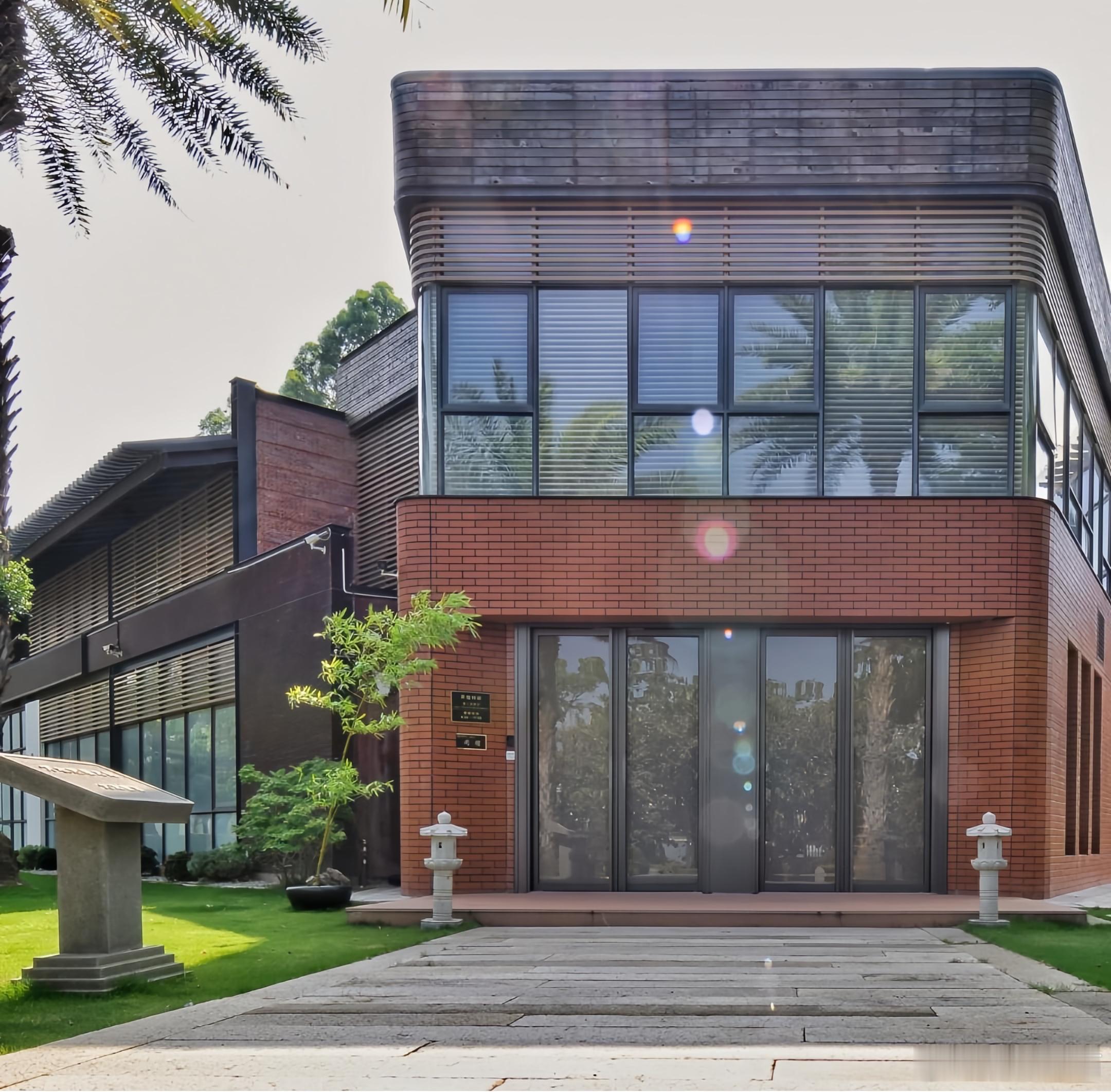 有人说国家能允许买地皮自己建别墅吗？其实真有钱的话，方法很简单。不用像那些人说买