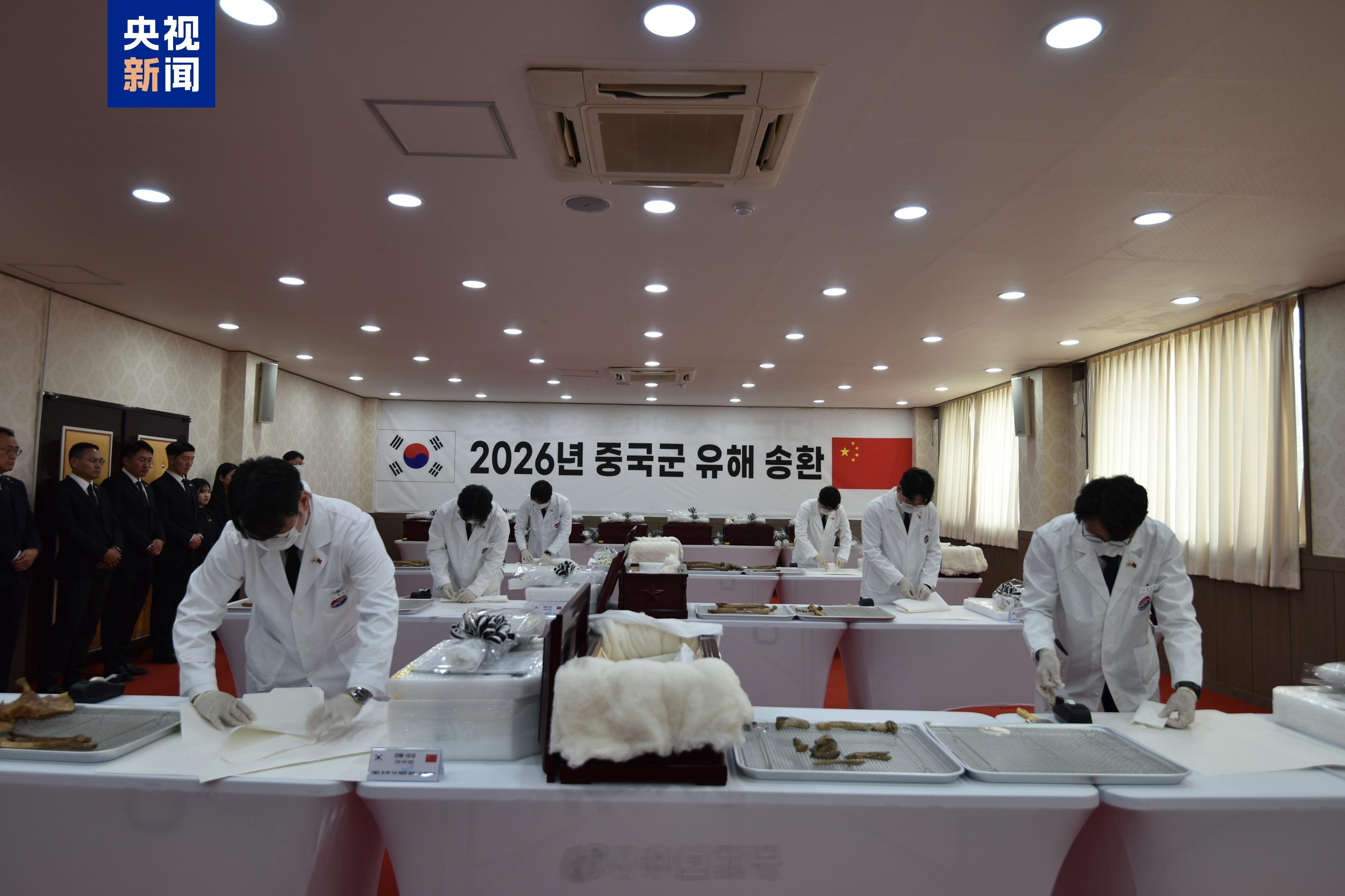 【12位志愿军烈士遗骸回国12位志愿军烈士146件遗物回国】在韩志愿军烈士遗骸交