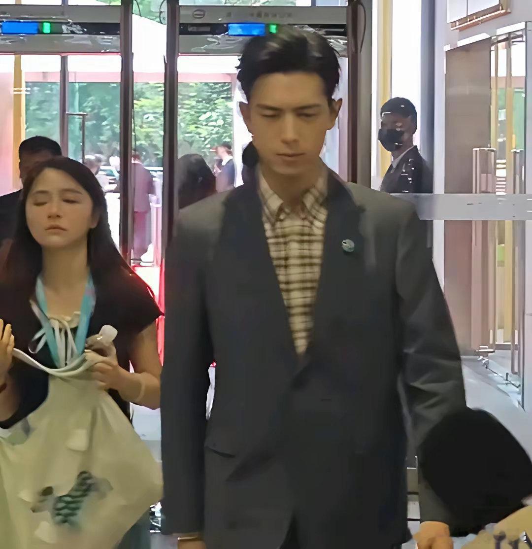 李现就这样闯进了电影圈的赛道。今天看到李现参加上海国际电影节的路透，他是作为电影