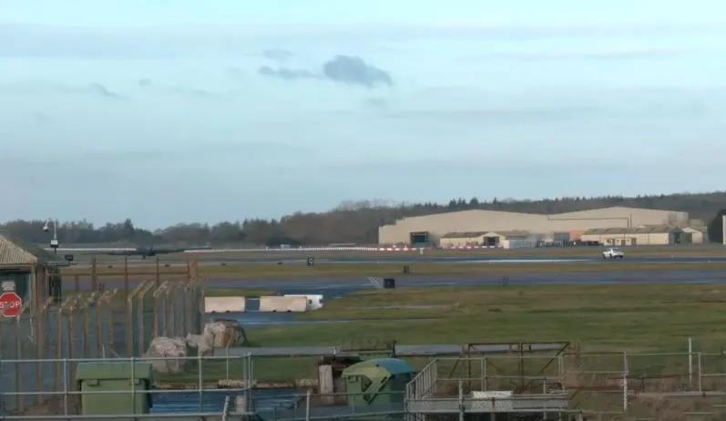 英国费尔福德空军基地稍早前发生重大火灾。起火建筑为一栋单层附属建筑，此前曾用作仓