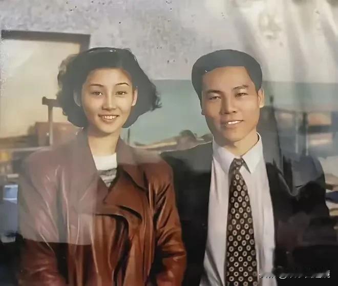 大家都认得照片上这两个人吗，这应该是90年代初的一张老照片了，女的长得清秀漂亮，