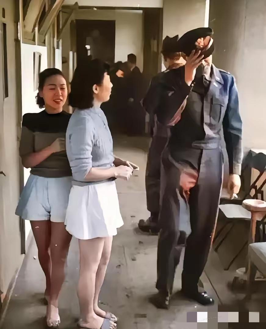 1951年，一名美军军官在日本“基地村”享受完服务后，正准备离开。两名年轻漂亮，