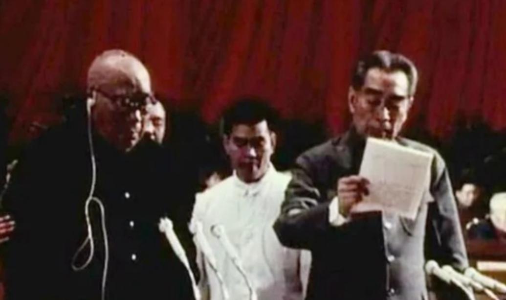 1975年，周总理最后一次做政府报告，89岁的朱老总非要站立作陪。

人民大会堂