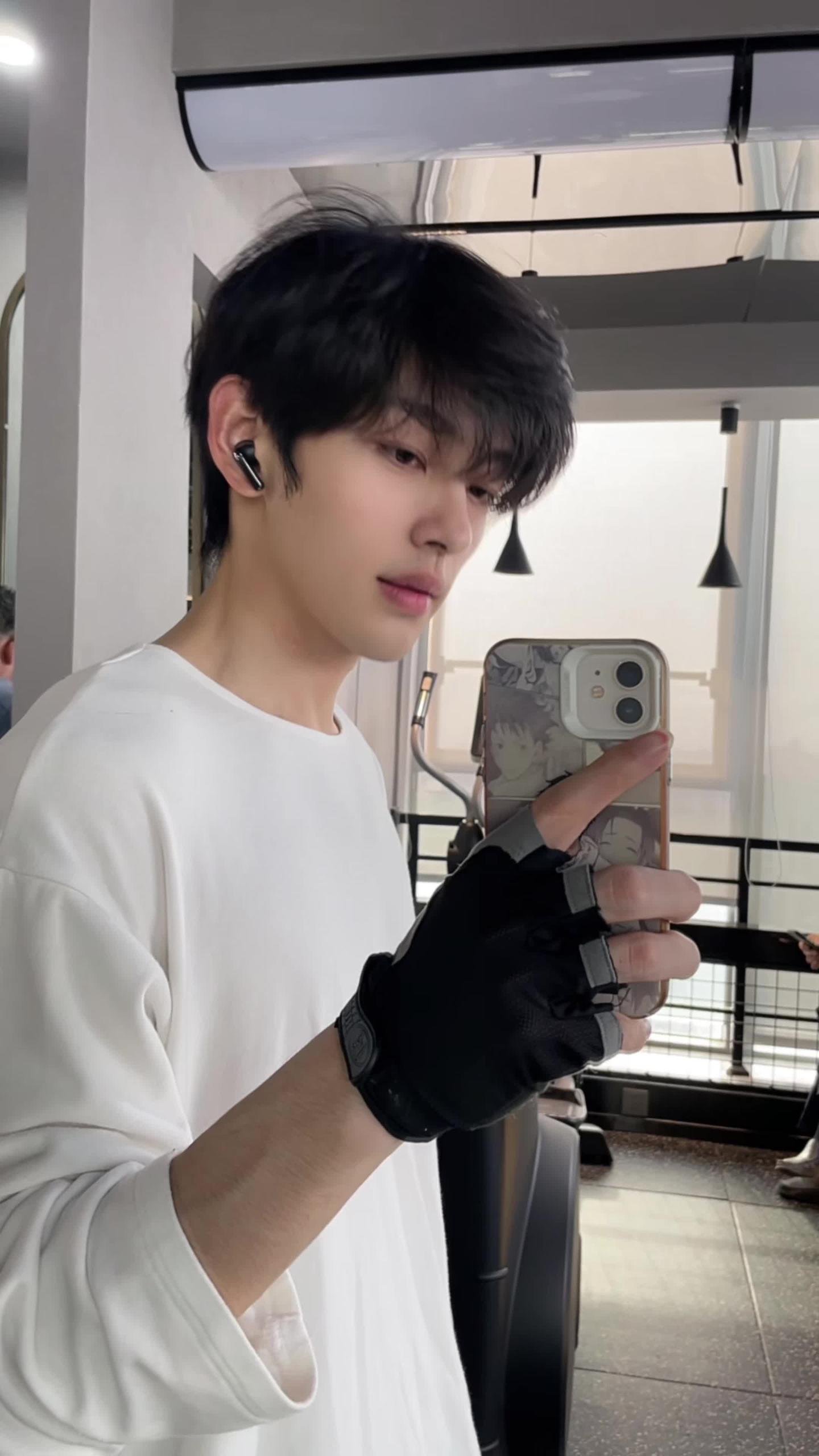 你摸摸我衣服 看看是不是做你宝宝的料