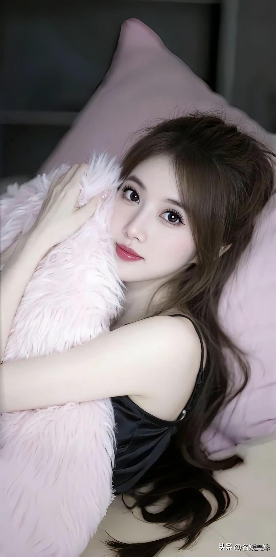 爱是常觉亏欠，
不爱是常觉亏本，
爱里有一切，
唯独没有公平。