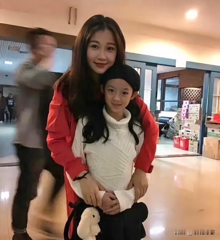 要我说，
虞书欣比黄杨钿甜还牛逼。
黄杨钿甜当时被曝时，那可是沸沸扬扬，虞书欣事