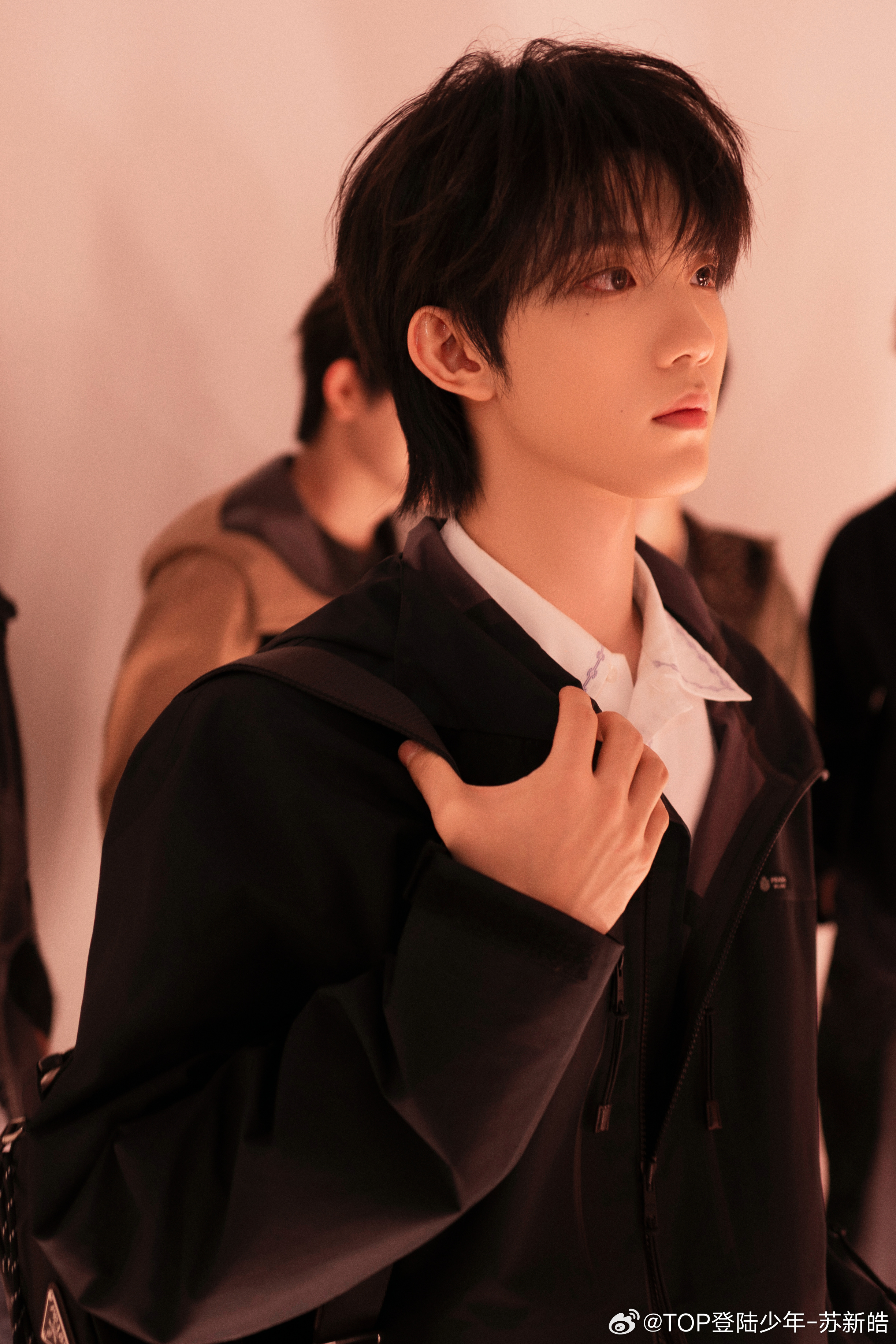 苏新皓 × PRADA看展造型来自Prada织物面料夹克温暖鹅绒Oversize