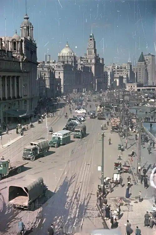 上海解放初工厂内迁新中国成立后初期，国内经济极为困难，又面对外部的封锁。为此国家