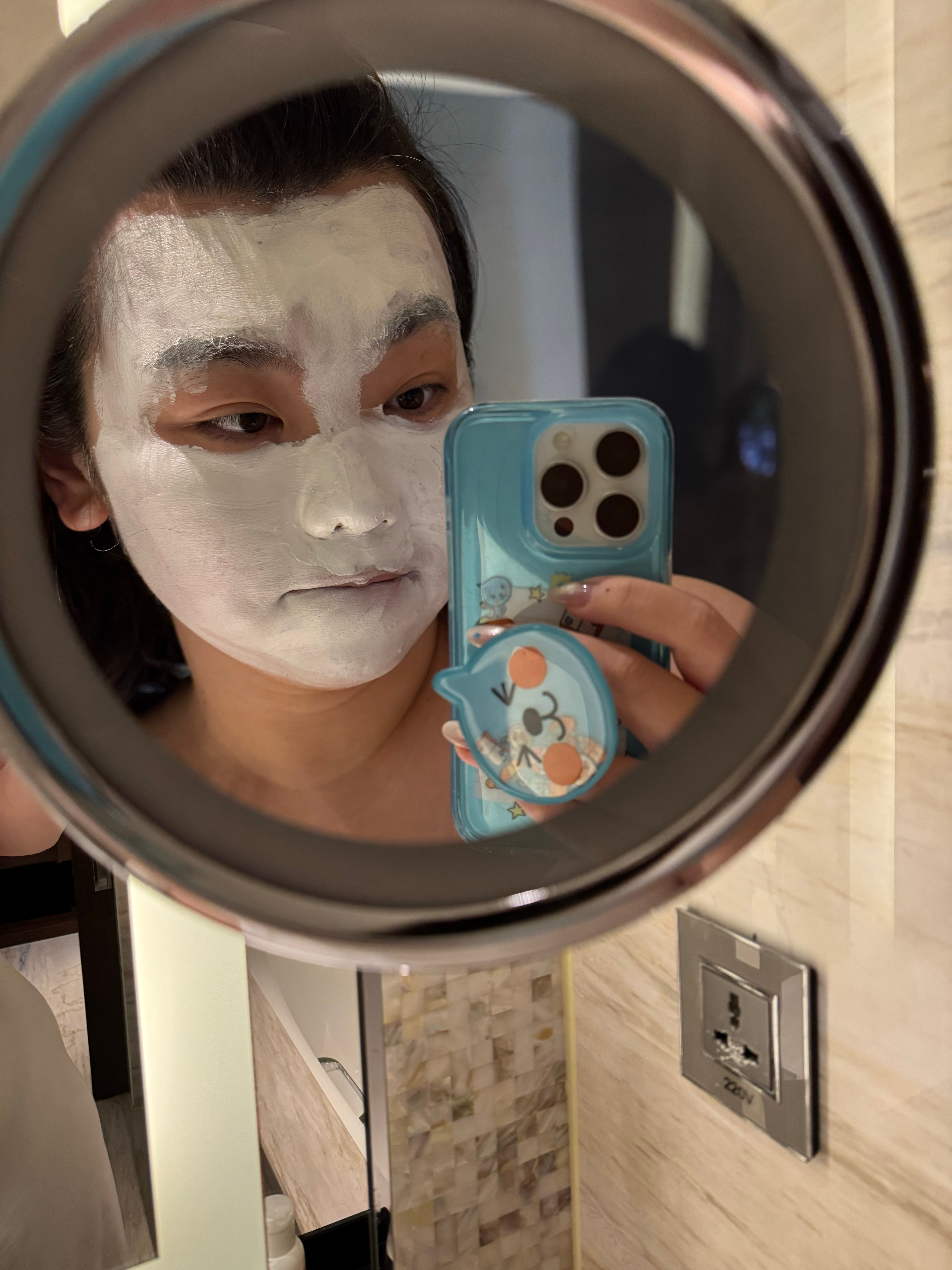 上海三天的行程结束了，每晚结束工作后会出门见一次朋友，没有沉重的情感。起初，我在