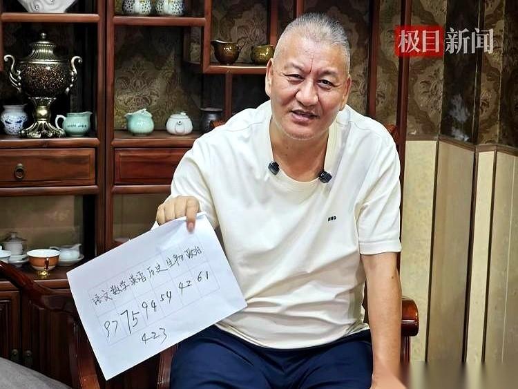 那个考了30次高考的“高考王”梁实，今年好像真的不犟了。
走出考场，他跟人打包票