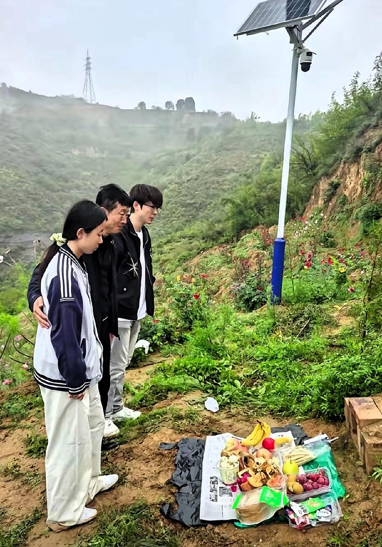 刷到这个男人的故事时，我手里的杯子都顿了一下——原来真有人把“爱到骨子里”，活成