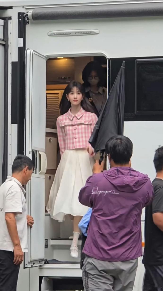 陈都灵今日拍摄路透，哪里来的美萌小女孩 