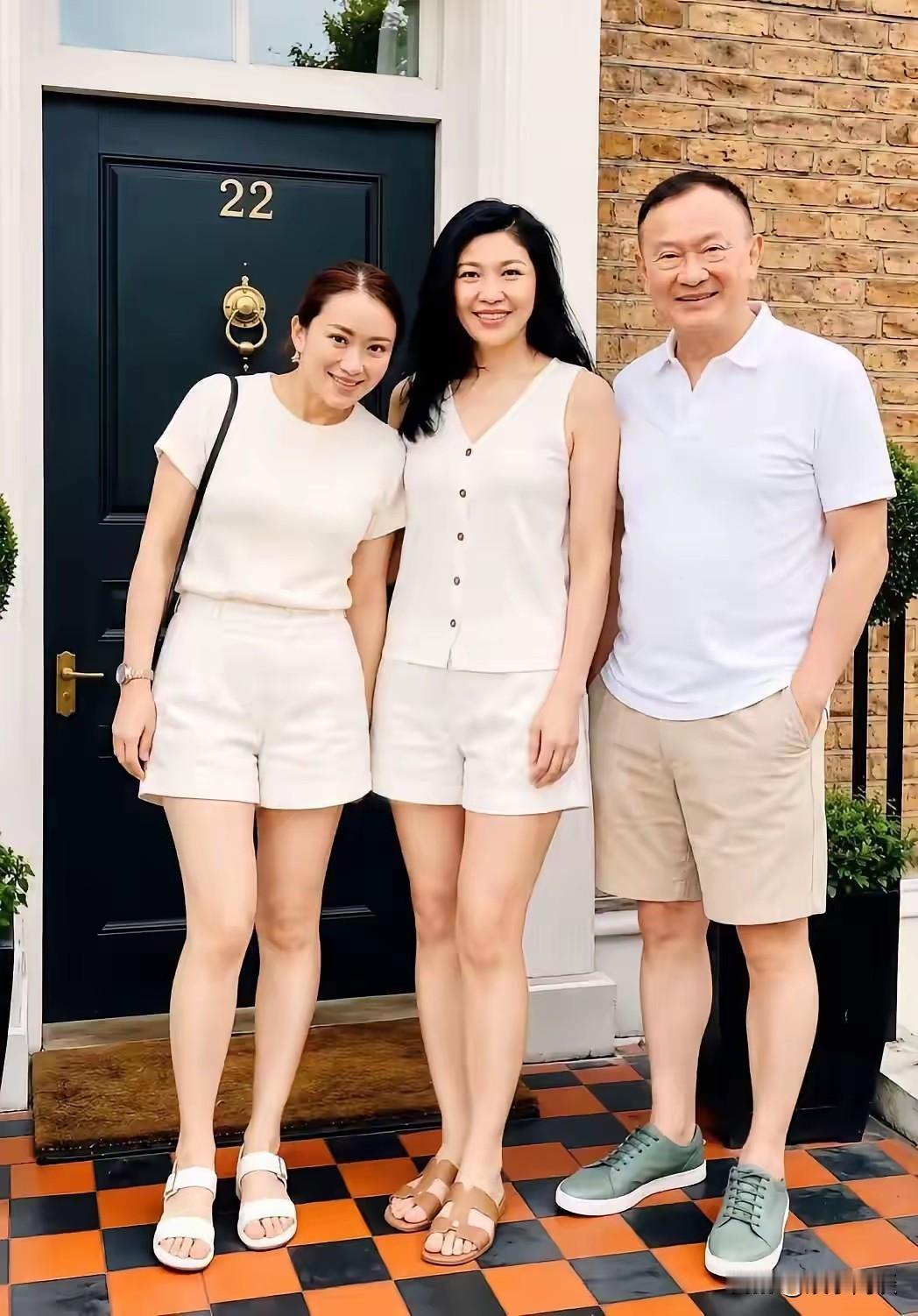 这一家三位，个个外形亮眼，穿搭时尚，气场十足，本身也都很有能力。只可惜到了人生紧