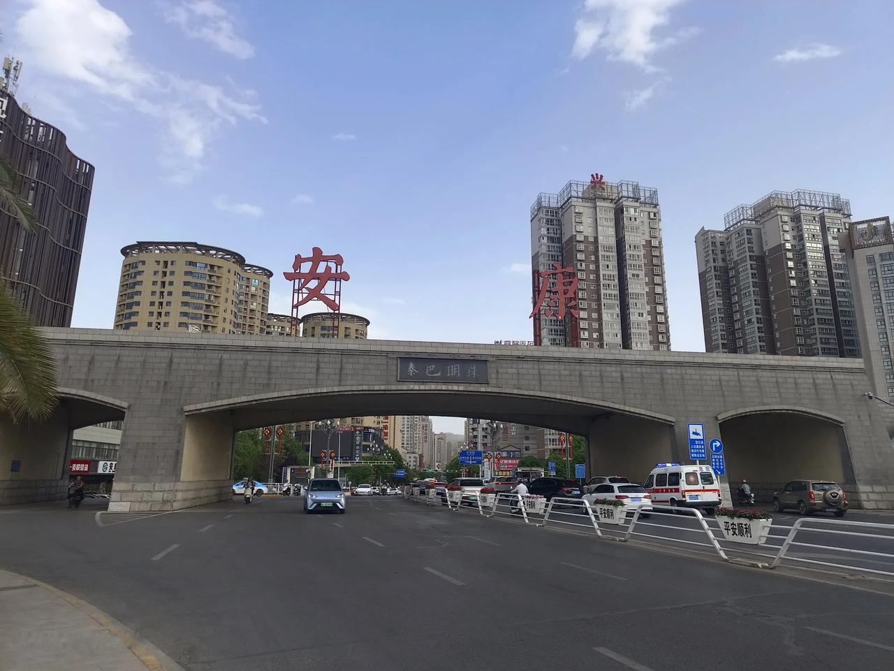 在安康，邂逅山川的温柔，感受江水的灵动，每一处风景都是生活的诗，每一次呼吸都是自