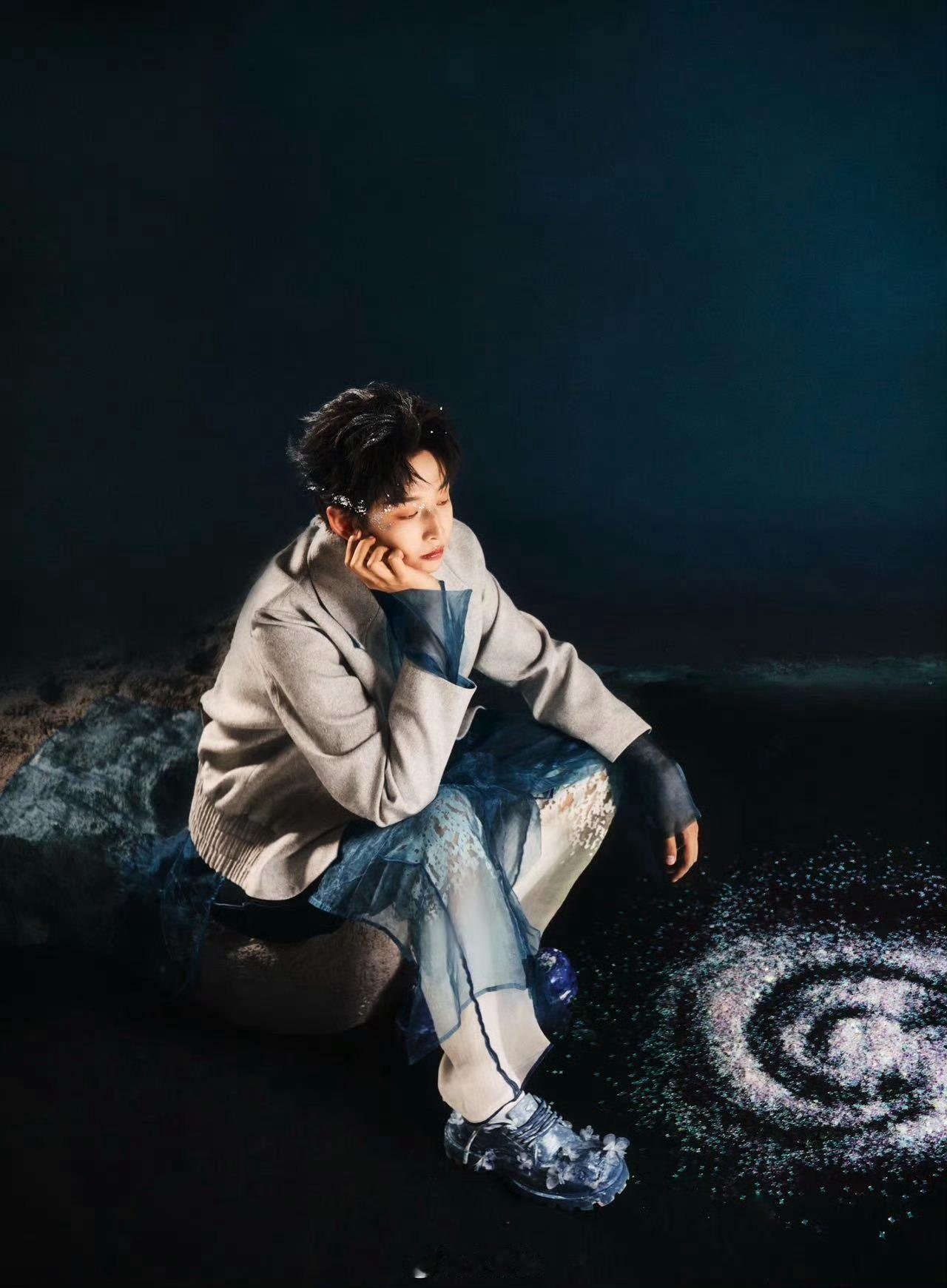 齐思钧生日兑现新歌约定 新歌上线的日子选在生日当天，这仪式感没谁了。齐思钧用歌声